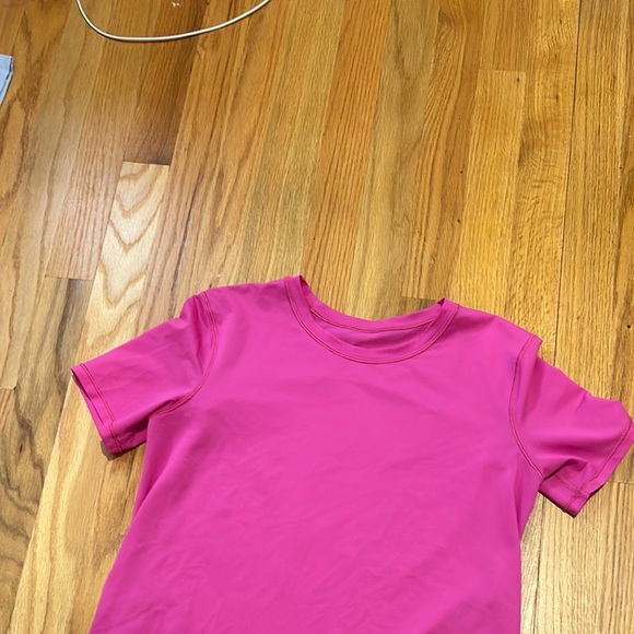 Lululemon workout short sleeve shirt color sonic pink size 4 - Picture 3 of 3